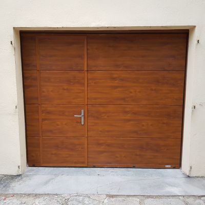 Porte de garage sectionnelle avec portillon GYPASS