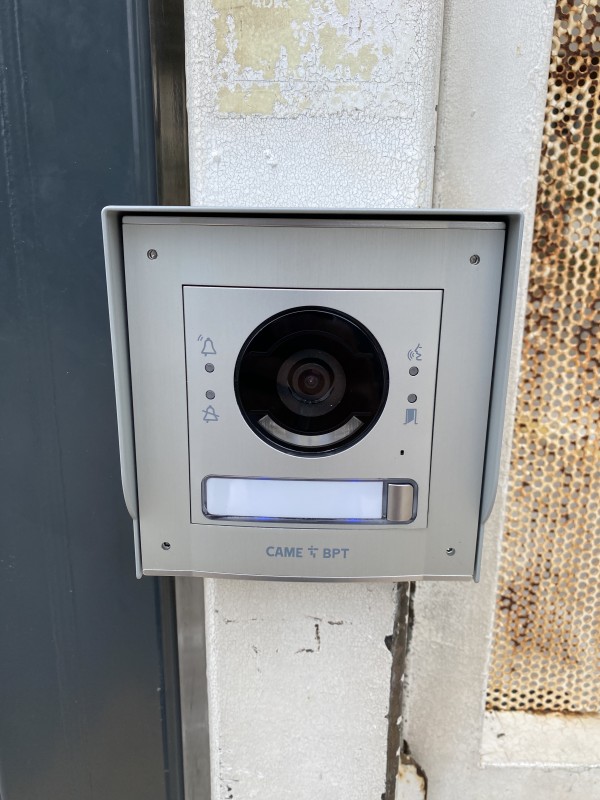  Vous avez besoin de remplacer un interphone pars un visiophone de la marque Came avec l’ouverture d’un portillon électrique dans la ville de Cassis