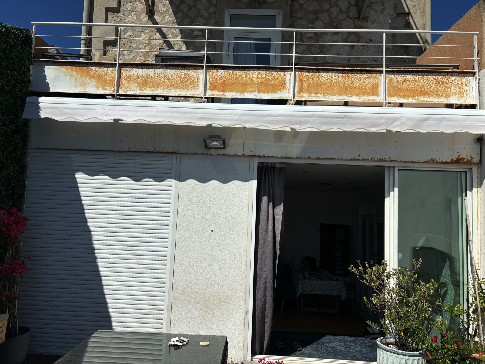 remplacement d’un store banne avec bras cassé par un store radio IO SOMFY avec toile FERRARI soltis micro perforée sur un balcon dans le 13008 sur Marseille 