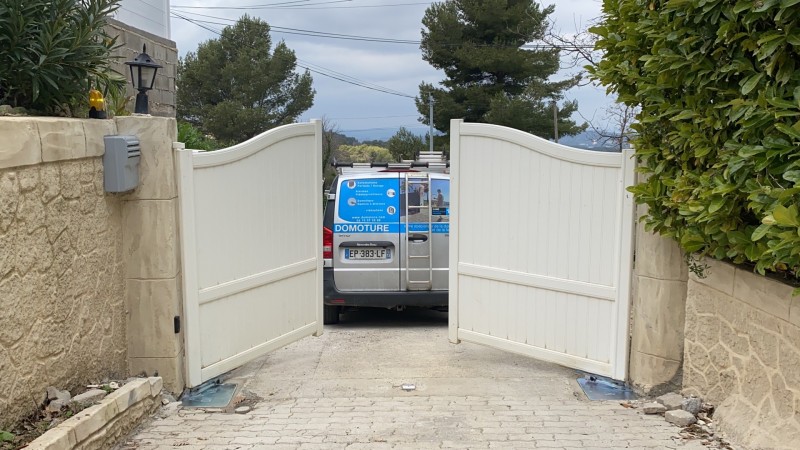 Pose d’un automatisme de la marque camé enterré de type Frog sur un portail battant en aluminium avec ouverture sur l’extérieur de la commune de mimet