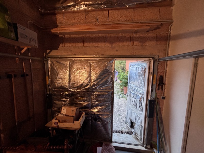 Remplacement d’une porte de garage basculante par une porte sectionnelle Gypass équipée d’un automatisme CAME avec portillon sur Greasque