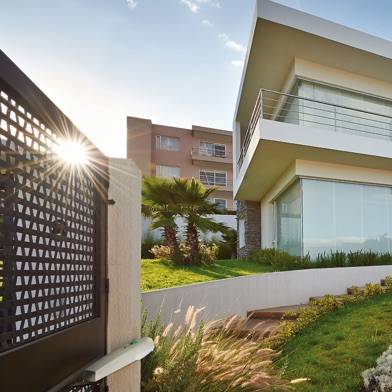 AUTOMATISMES POUR PORTES ET PORTAILS RÉSIDENTIELS 